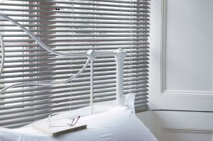 Read more about the article Painting Aluminum Venetian Blinds in a Few Easy Steps